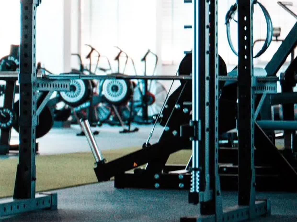 Cardio-Ecke im WH FIT: Airbikes vor den Fenstern hinter der Kraftfläche